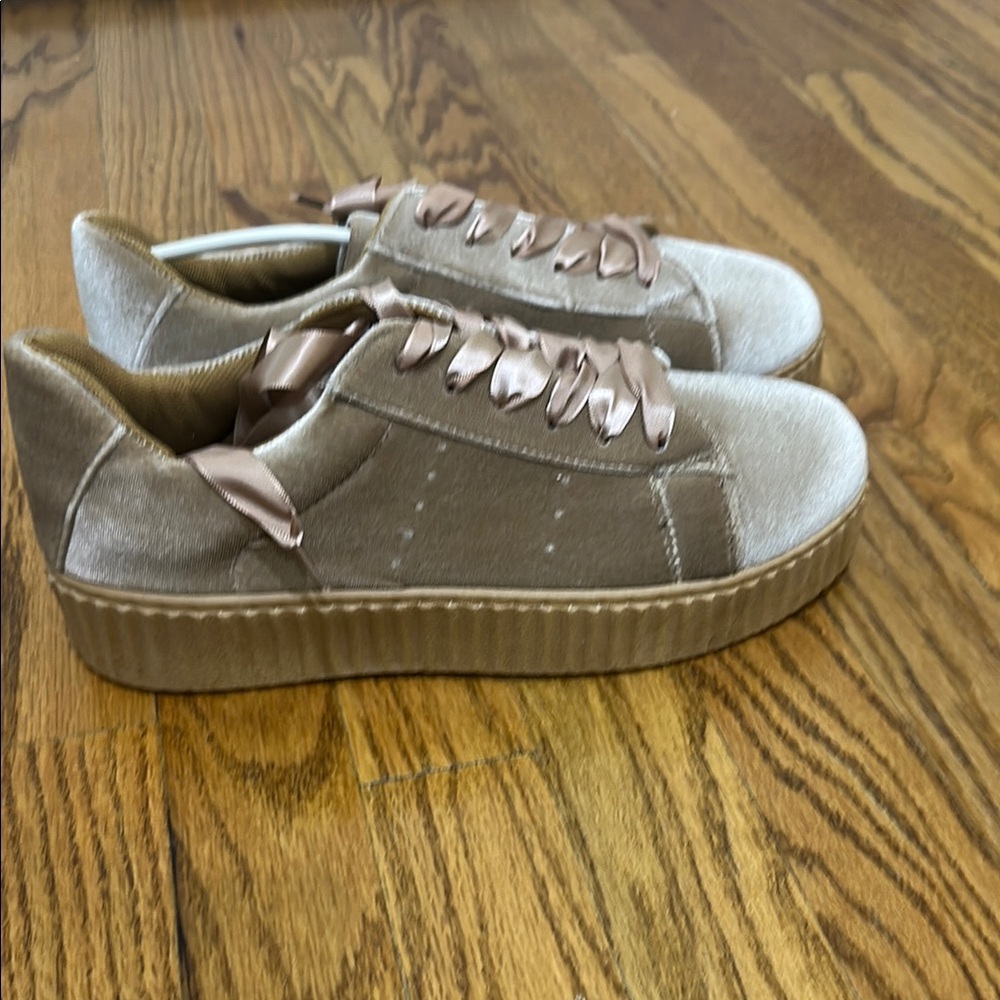 Velvet Women's Sneakers